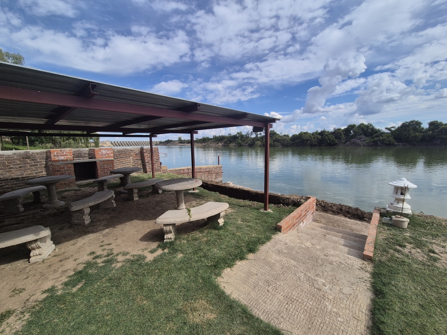 5 Bedroom Property for Sale in Bloemhof North West